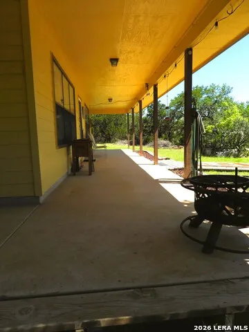 1081 Summit Lakehills, TX 78063