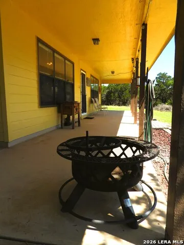 1081 Summit Lakehills, TX 78063
