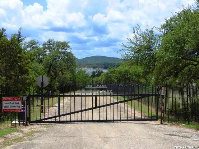 1081 Summit Lakehills, TX 78063
