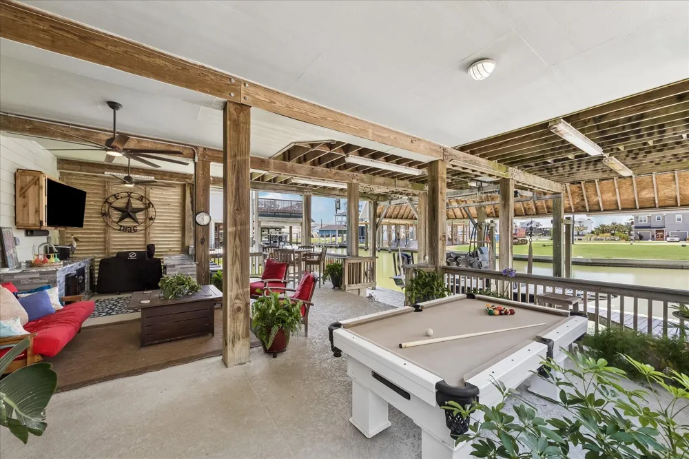 515 Westerly Drive Tiki Island, TX 77554