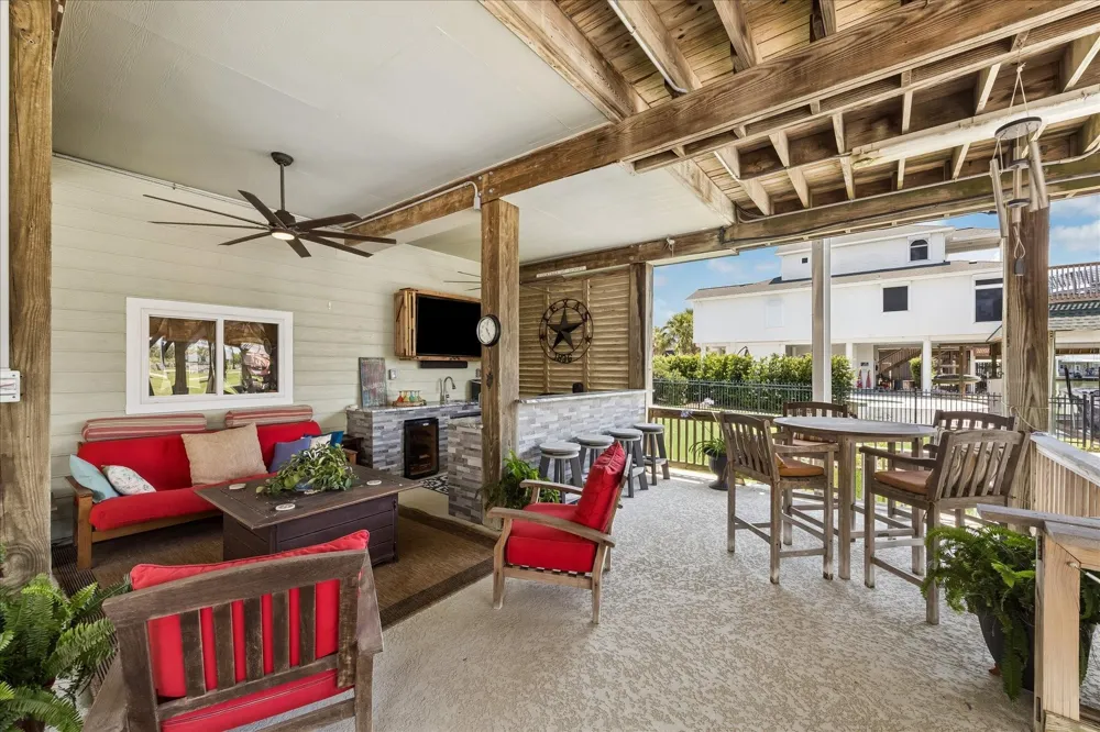 515 Westerly Drive Tiki Island, TX 77554