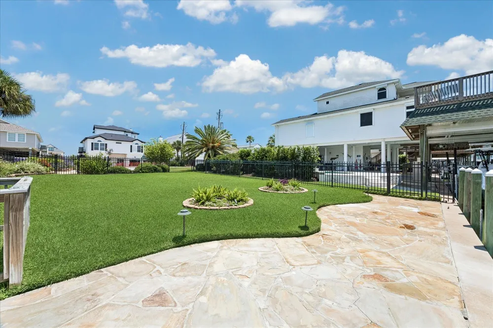 515 Westerly Drive Tiki Island, TX 77554