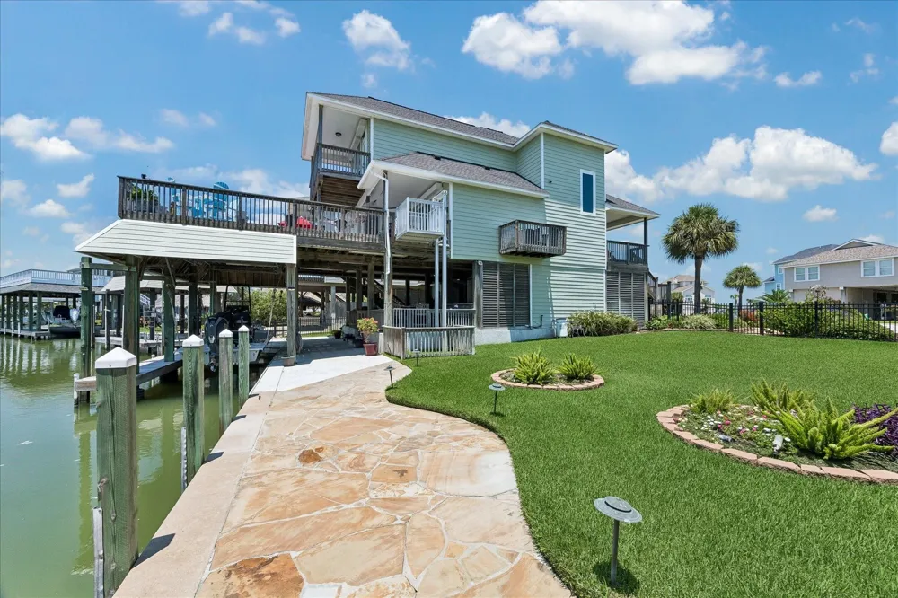 515 Westerly Drive Tiki Island, TX 77554