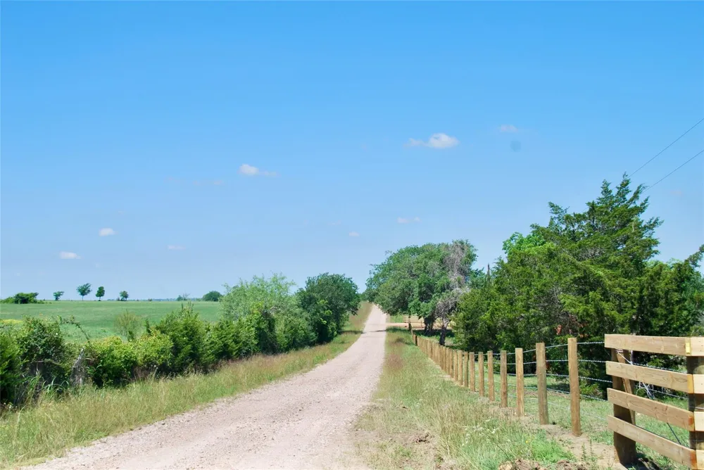 1049 Muehr Road Weimar, TX 78962