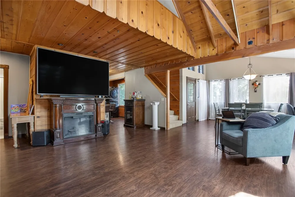 15 Ponderosa Pike Running Springs, CA 92382