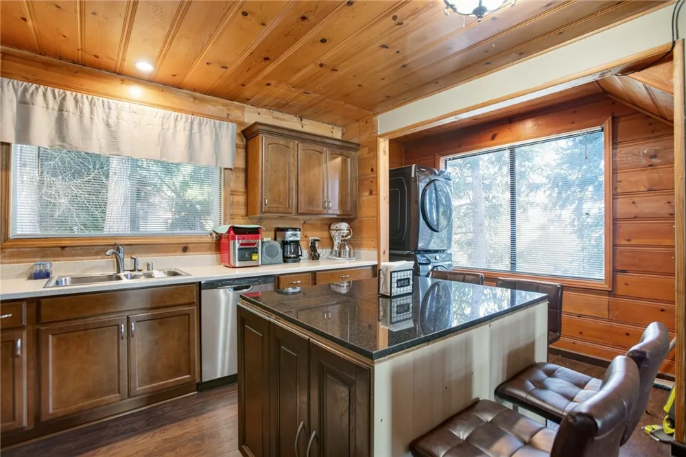 15 Ponderosa Pike Running Springs, CA 92382