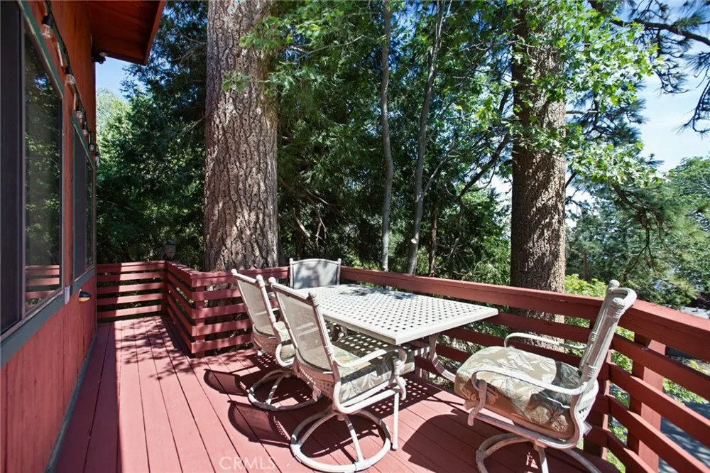 15 Ponderosa Pike Running Springs, CA 92382
