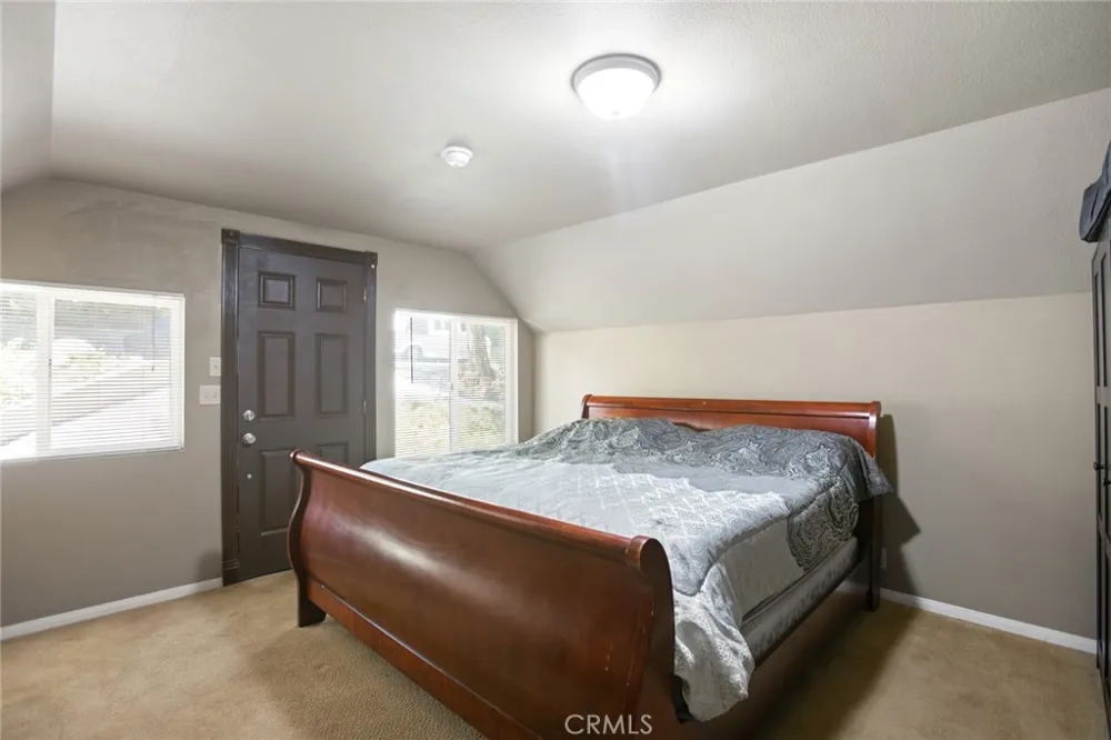 15 Ponderosa Pike Running Springs, CA 92382