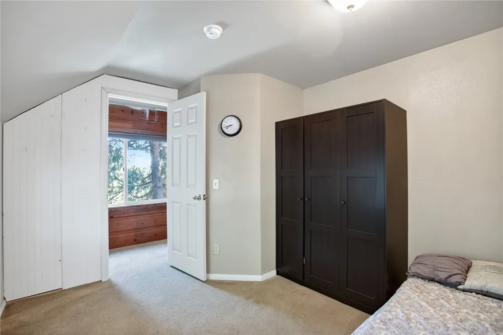 15 Ponderosa Pike Running Springs, CA 92382