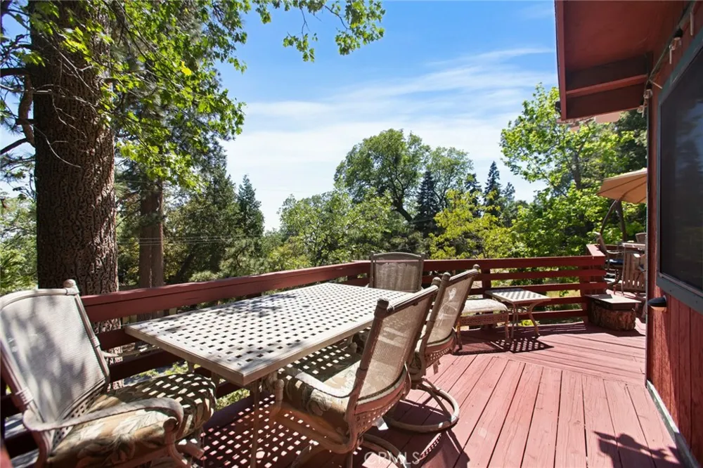 15 Ponderosa Pike Running Springs, CA 92382