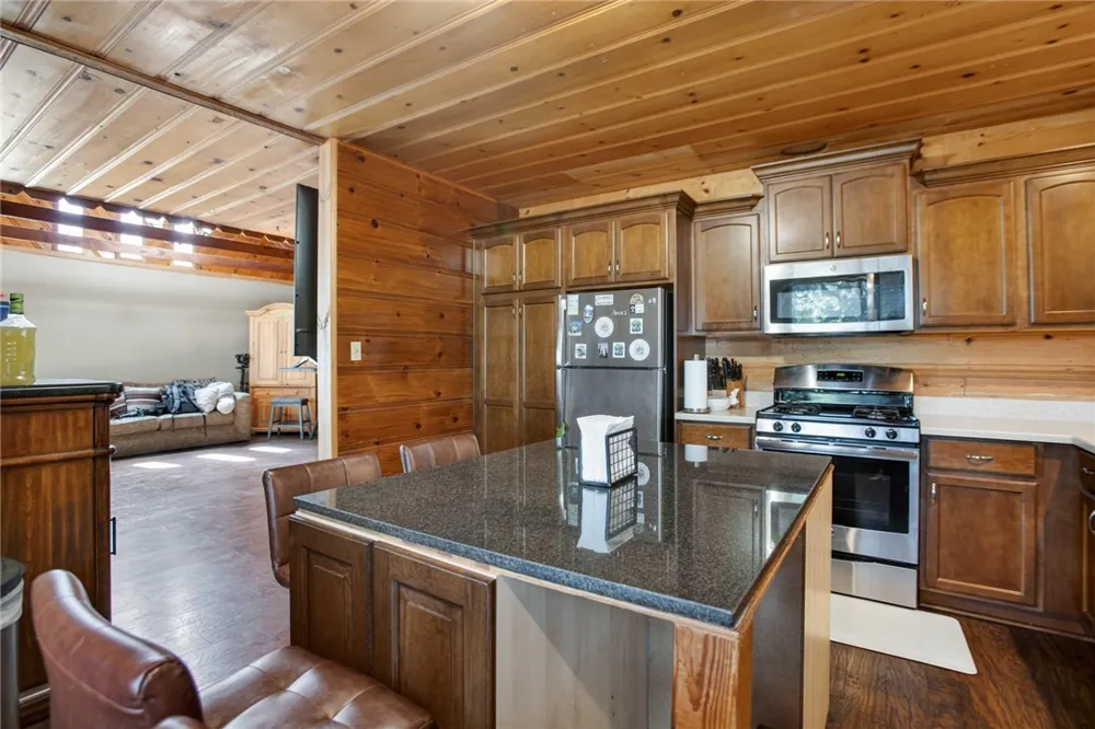 15 Ponderosa Pike Running Springs, CA 92382