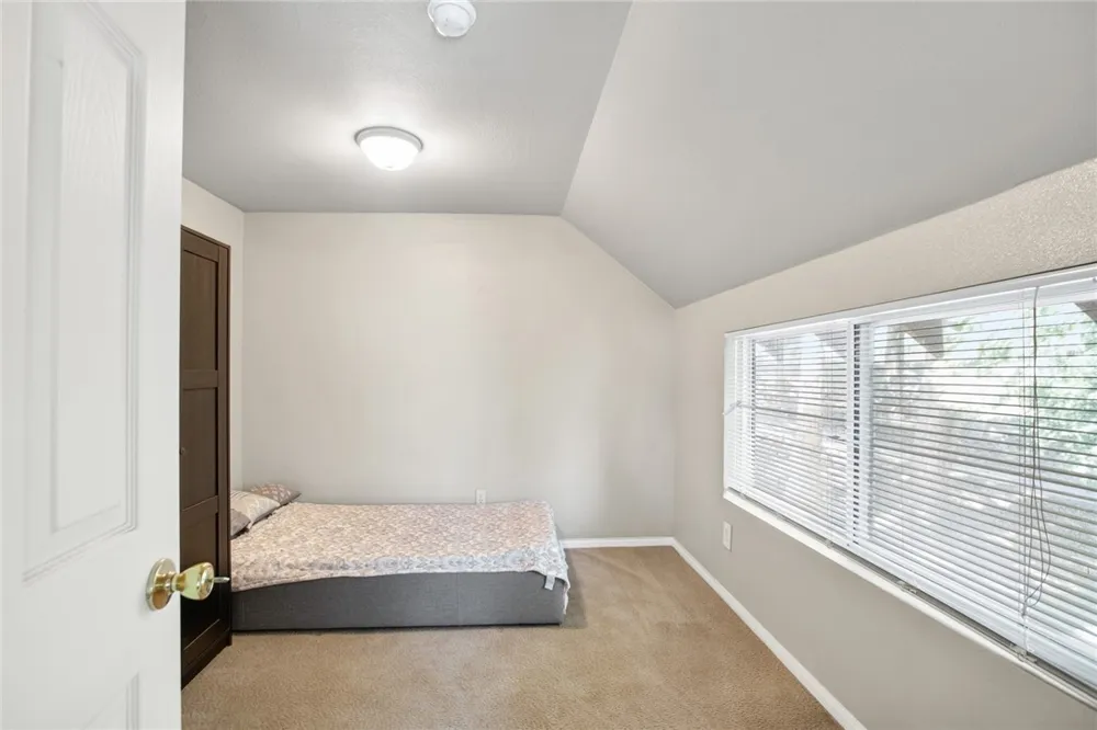 15 Ponderosa Pike Running Springs, CA 92382