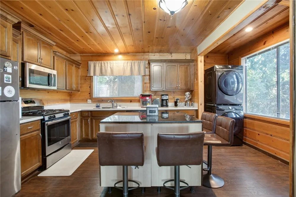 15 Ponderosa Pike Running Springs, CA 92382