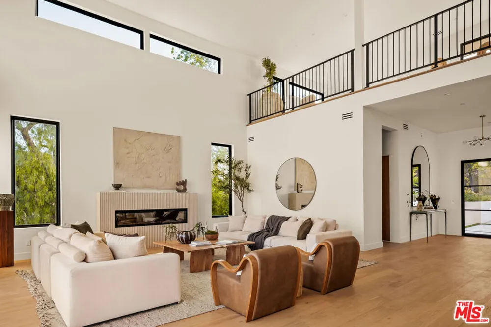 38 Dapplegray Road Bell Canyon, CA 91307