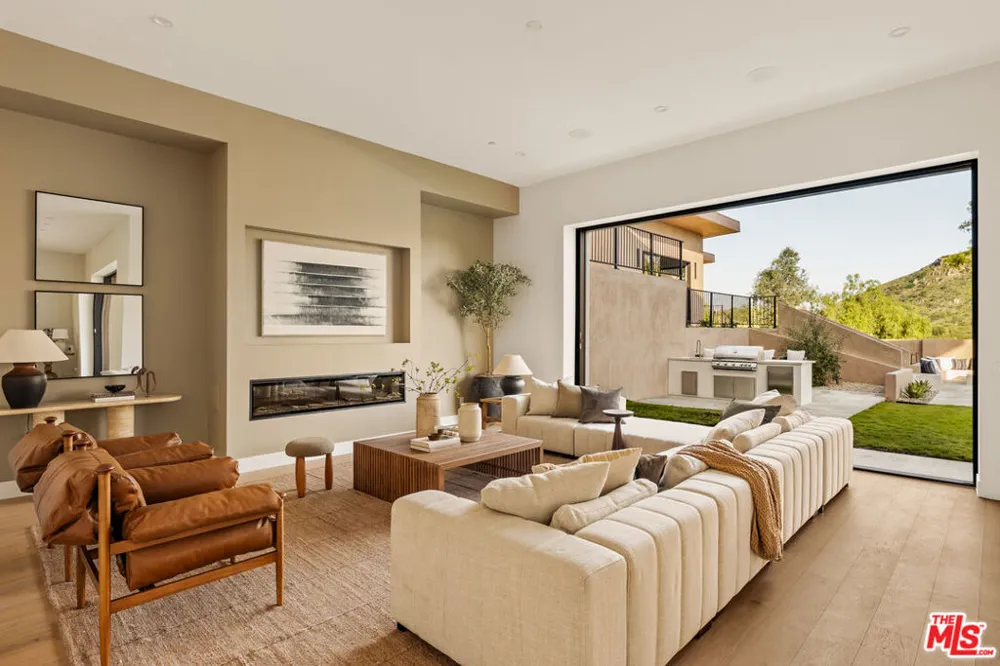 38 Dapplegray Road Bell Canyon, CA 91307