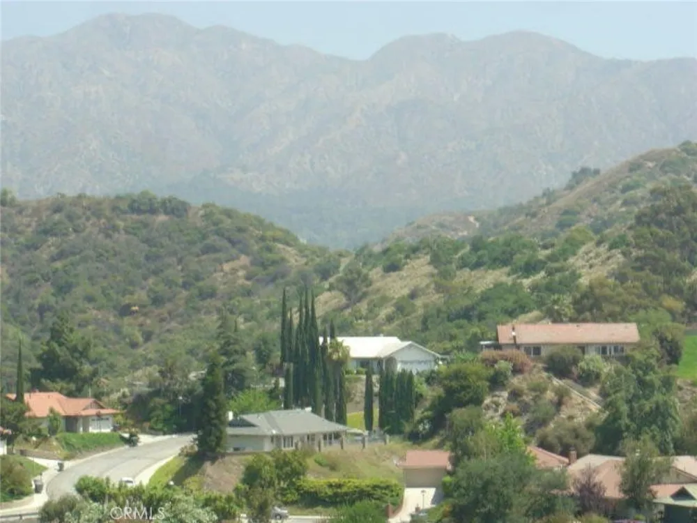 1990 Bayberry Drive Glendale, CA 91208