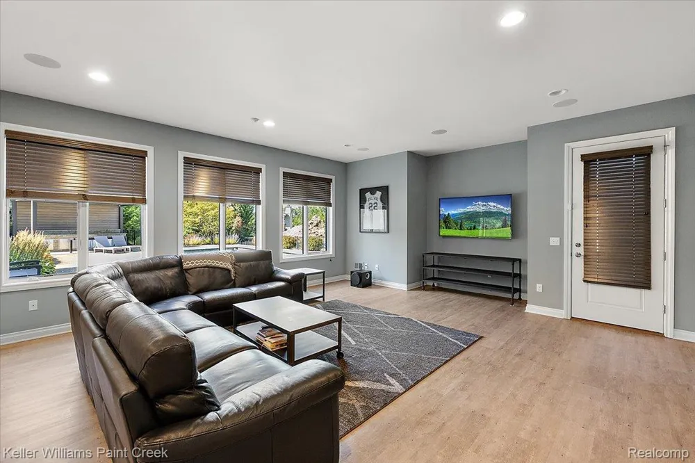 4838 Pinecrest Court Rochester City, MI 48306