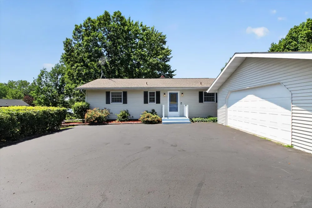 1132 Clubhouse Drive Broomfield Township, MI 48893