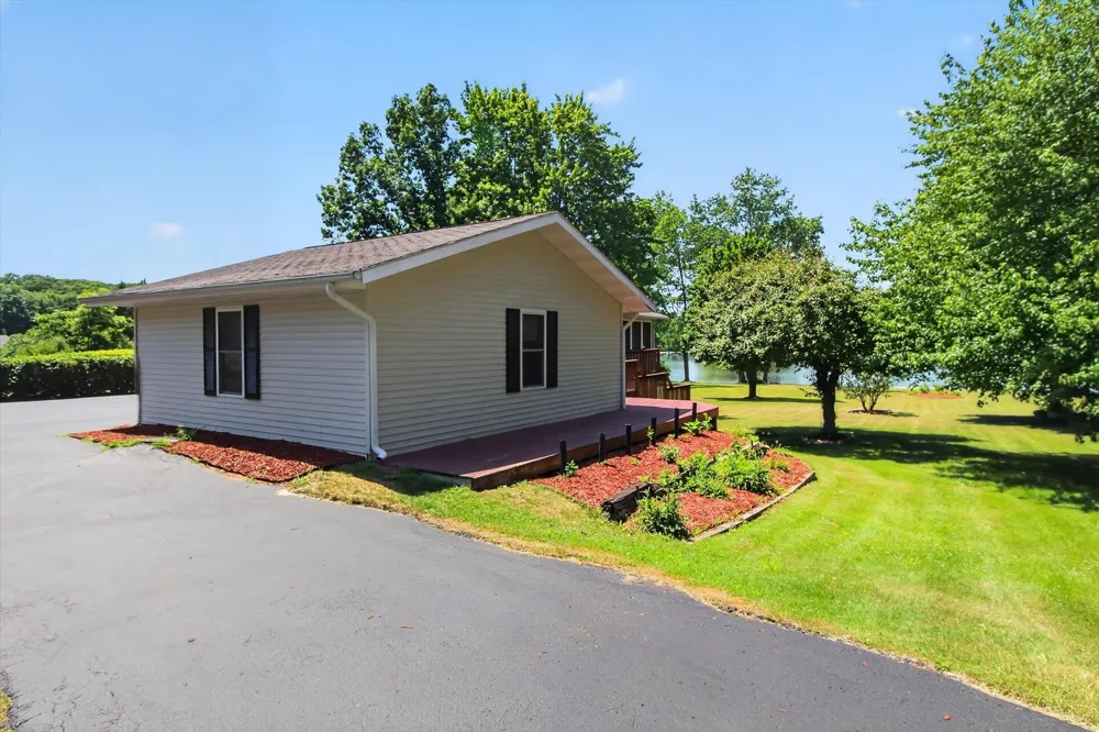 1132 Clubhouse Drive Broomfield Township, MI 48893