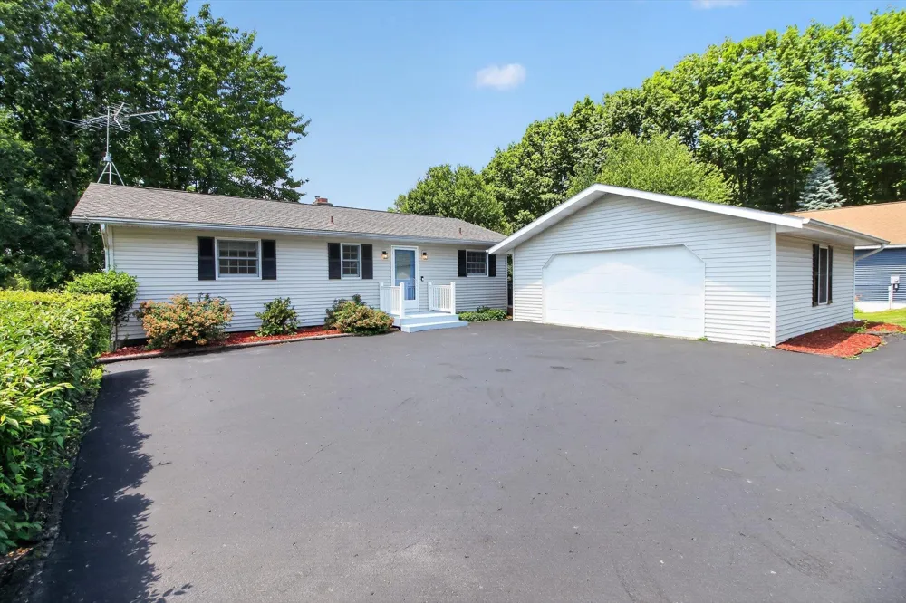 1132 Clubhouse Drive Broomfield Township, MI 48893
