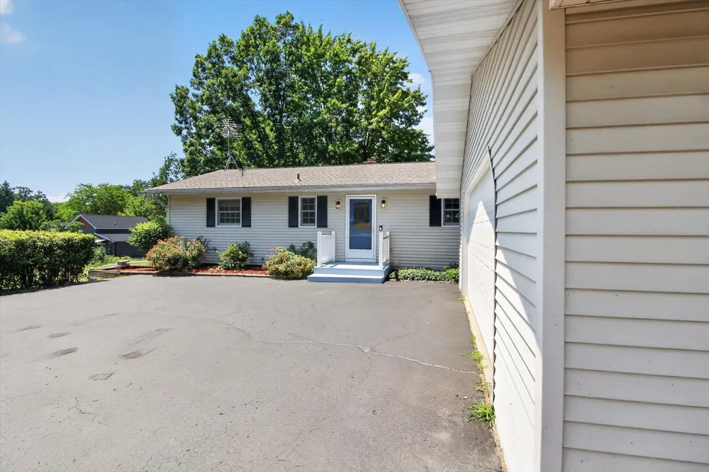 1132 Clubhouse Drive Broomfield Township, MI 48893