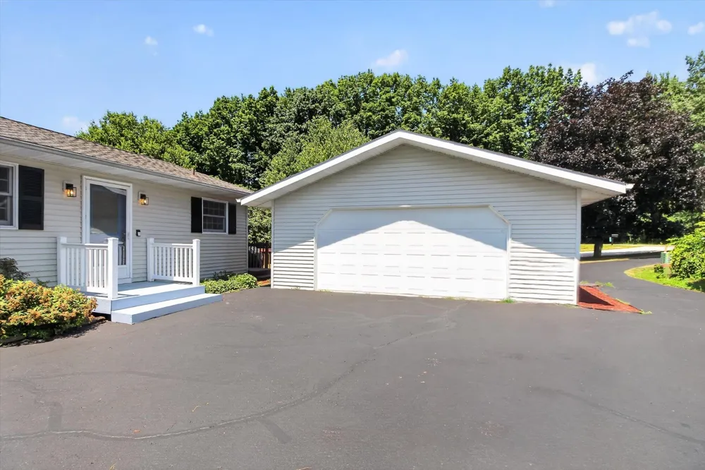 1132 Clubhouse Drive Broomfield Township, MI 48893