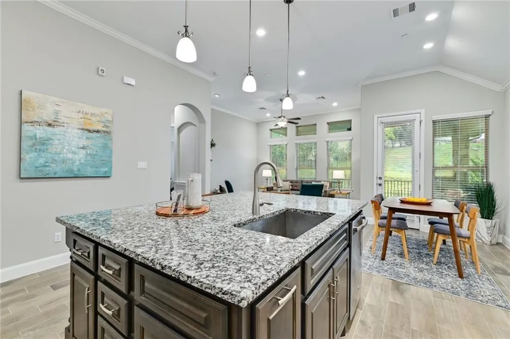 204 Maxwell Way Austin, TX 78738