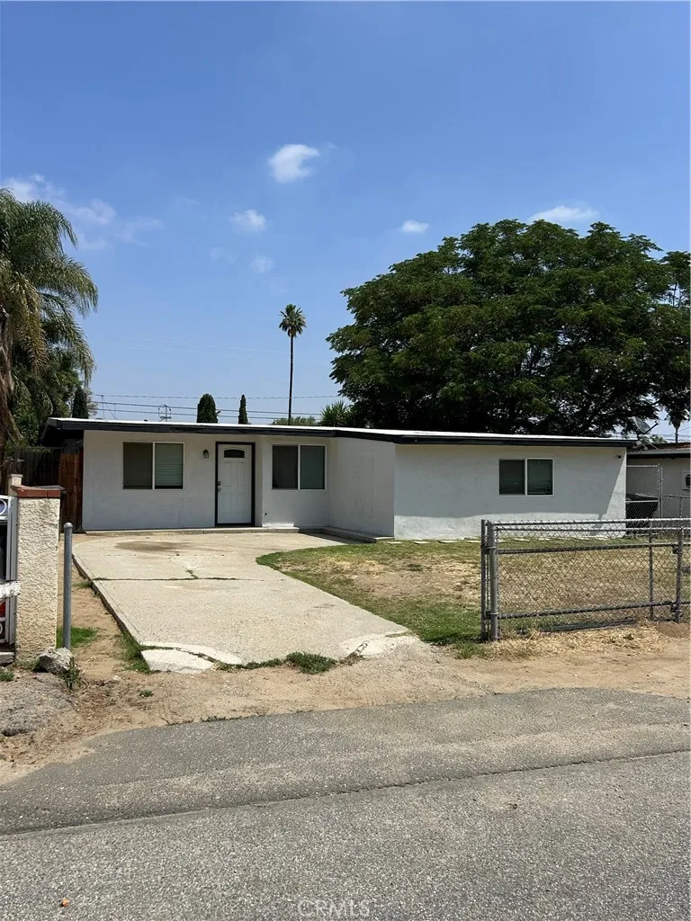 18522 7th Bloomington, CA 92316