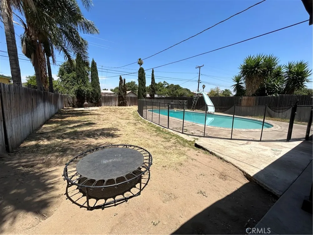 18522 7th Bloomington, CA 92316