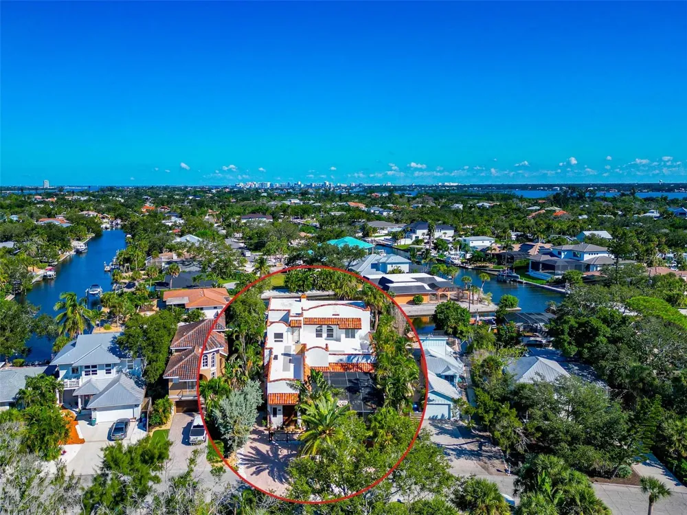 681 AVENIDA DE MAYO Sarasota, FL 34242