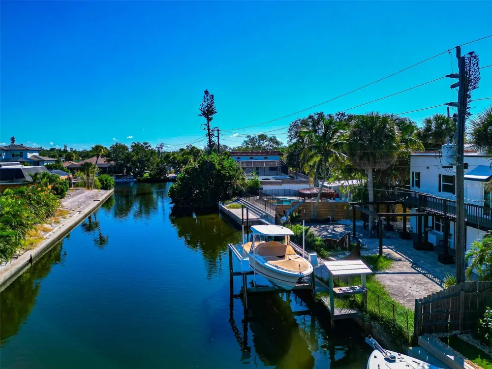 681 AVENIDA DE MAYO Sarasota, FL 34242