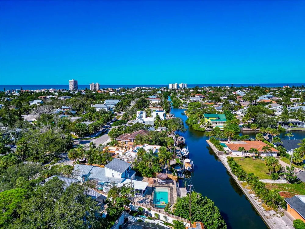 681 AVENIDA DE MAYO Sarasota, FL 34242