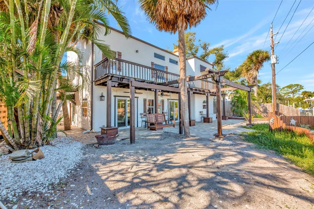 681 AVENIDA DE MAYO Sarasota, FL 34242