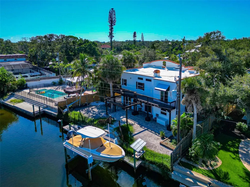 681 AVENIDA DE MAYO Sarasota, FL 34242