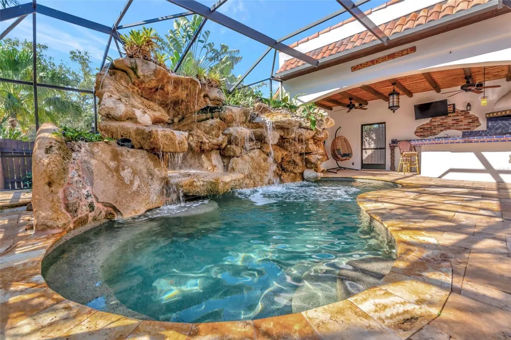 681 AVENIDA DE MAYO Sarasota, FL 34242