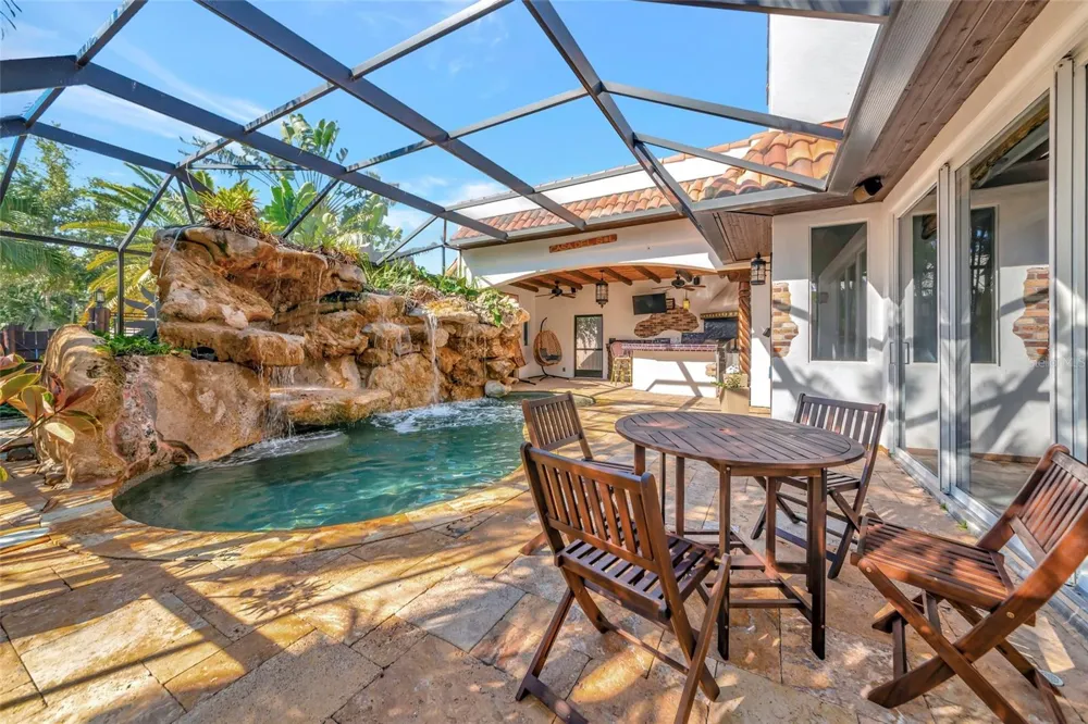 681 AVENIDA DE MAYO Sarasota, FL 34242