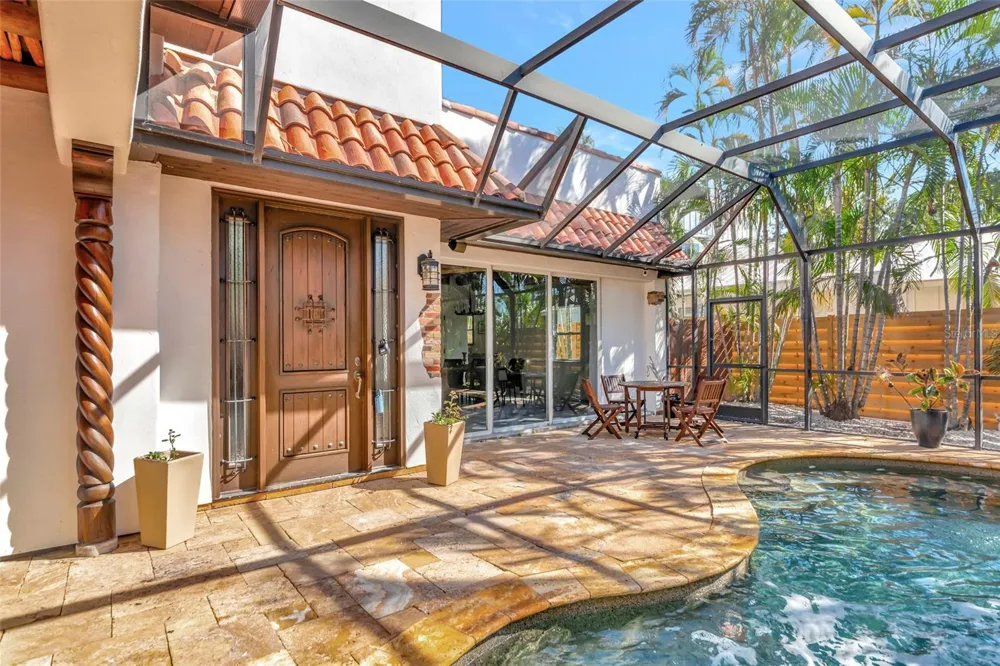 681 AVENIDA DE MAYO Sarasota, FL 34242