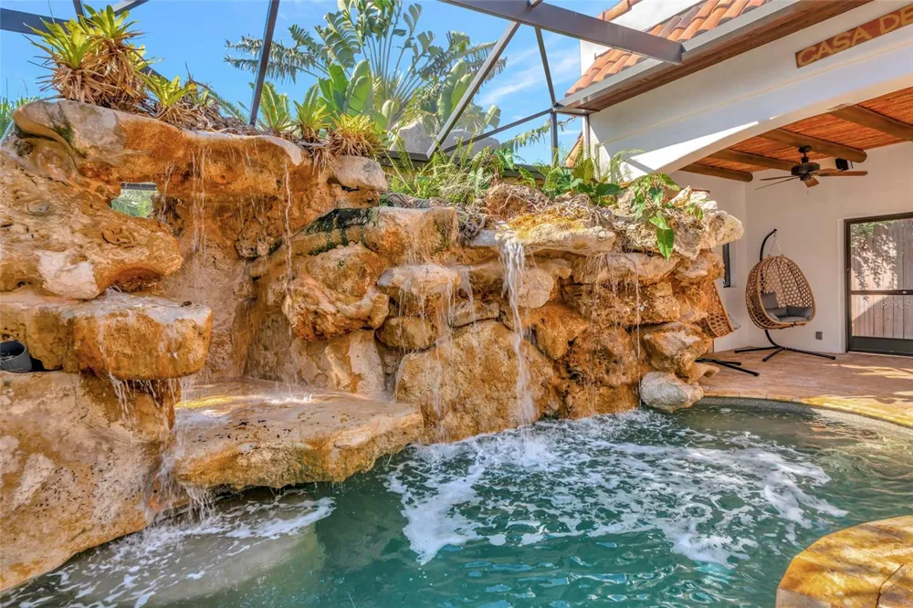 681 AVENIDA DE MAYO Sarasota, FL 34242