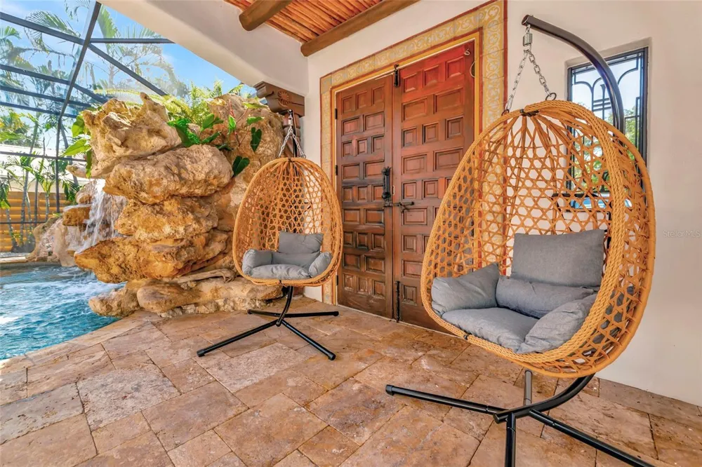 681 AVENIDA DE MAYO Sarasota, FL 34242
