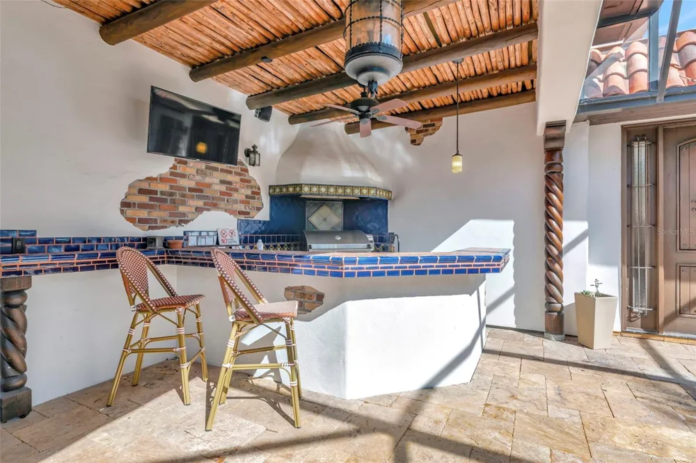 681 AVENIDA DE MAYO Sarasota, FL 34242