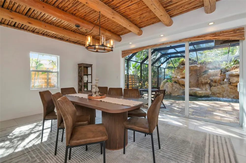 681 AVENIDA DE MAYO Sarasota, FL 34242