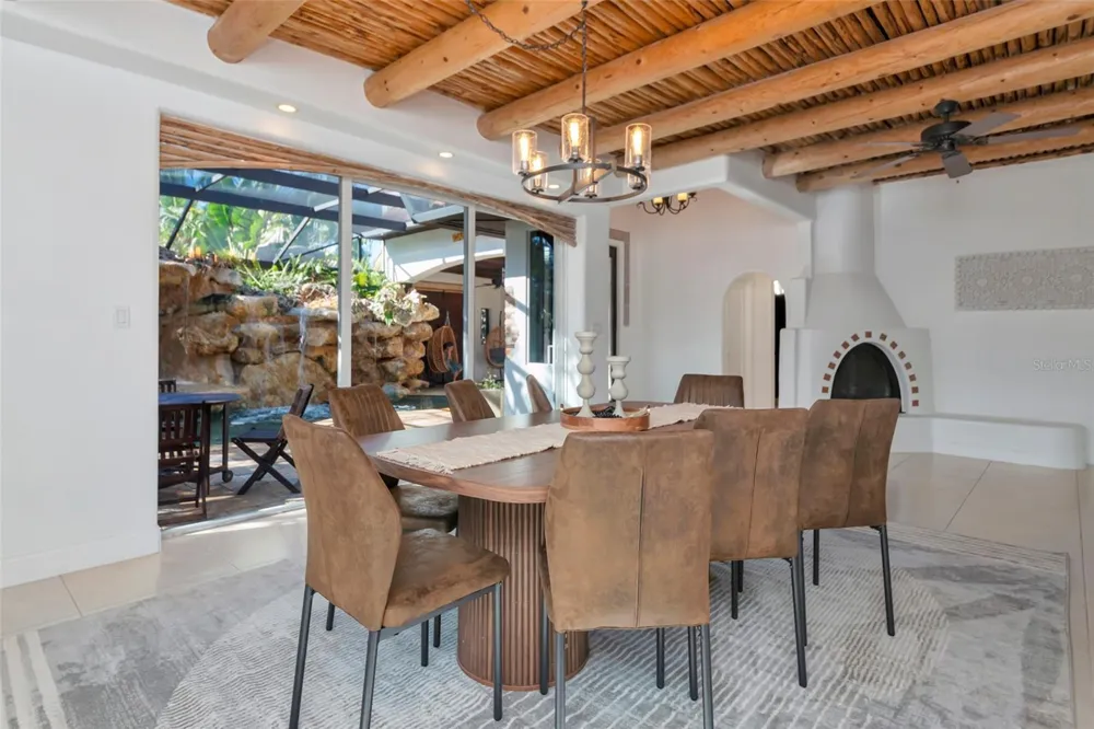 681 AVENIDA DE MAYO Sarasota, FL 34242