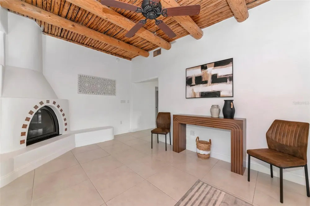 681 AVENIDA DE MAYO Sarasota, FL 34242