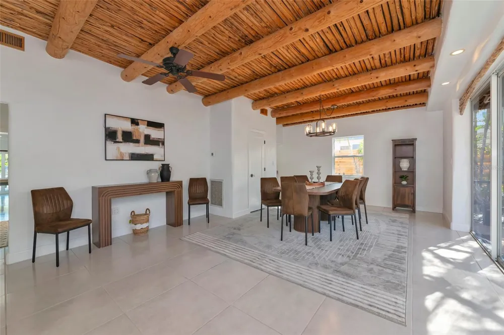 681 AVENIDA DE MAYO Sarasota, FL 34242