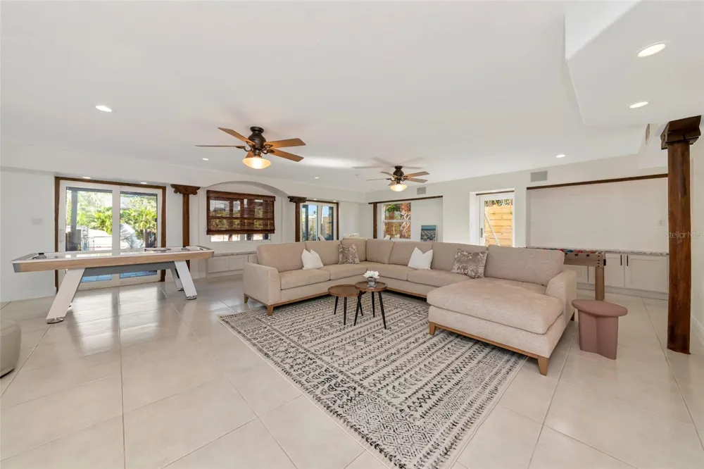 681 AVENIDA DE MAYO Sarasota, FL 34242