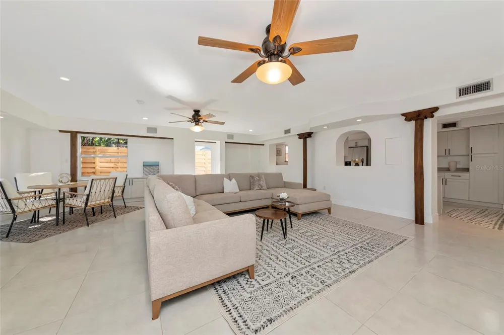 681 AVENIDA DE MAYO Sarasota, FL 34242