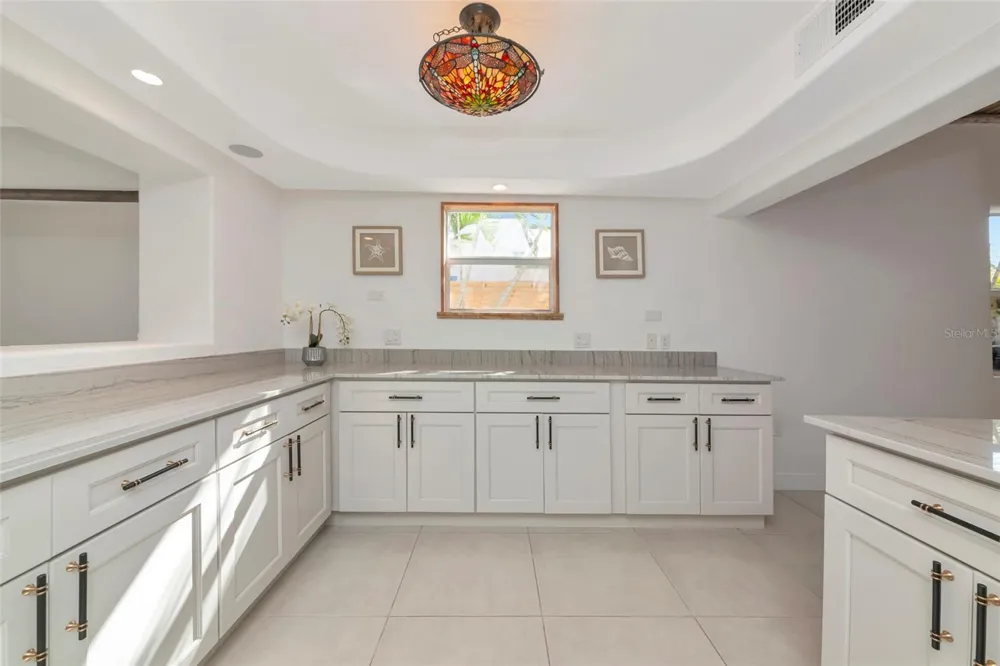 681 AVENIDA DE MAYO Sarasota, FL 34242