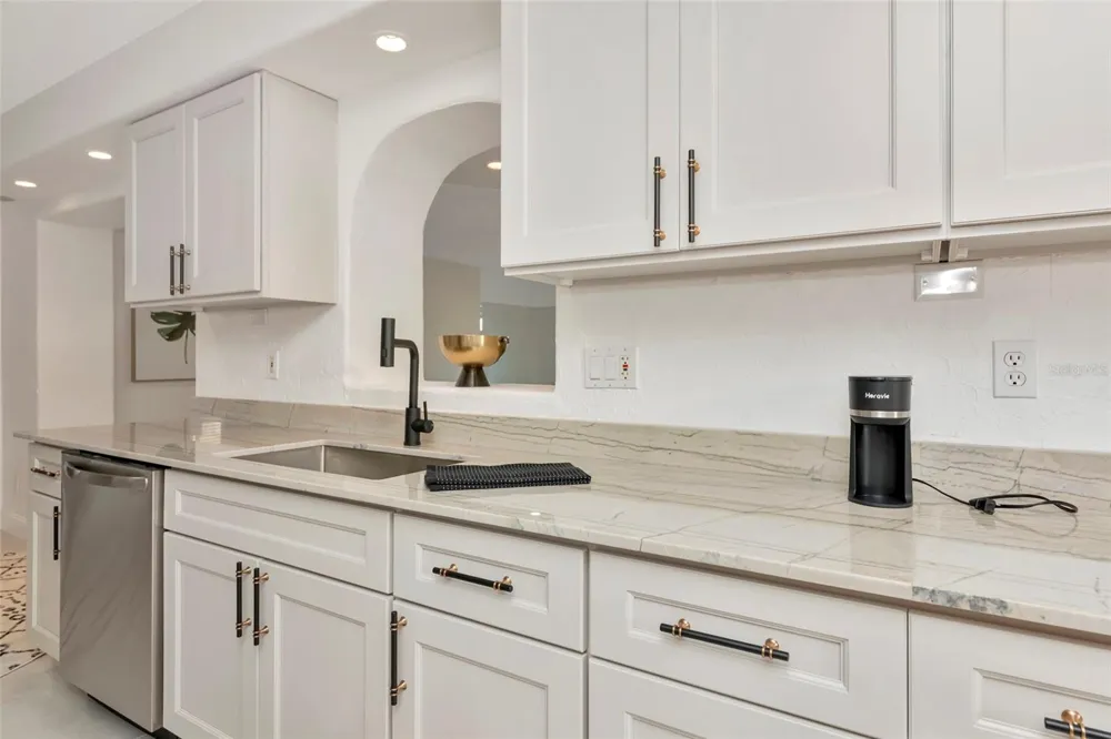 681 AVENIDA DE MAYO Sarasota, FL 34242