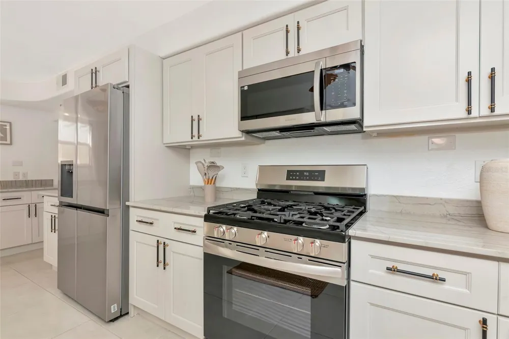 681 AVENIDA DE MAYO Sarasota, FL 34242