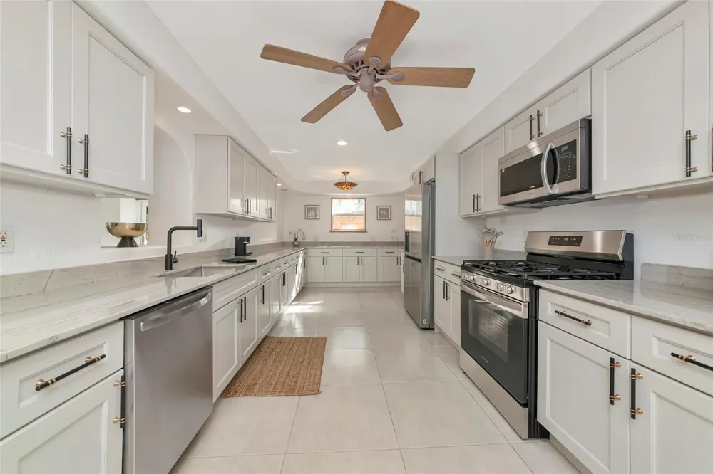 681 AVENIDA DE MAYO Sarasota, FL 34242